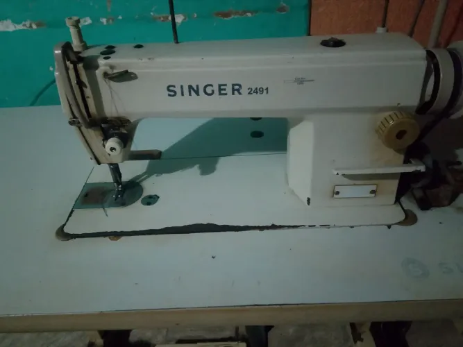Máquina de costura reta industrial