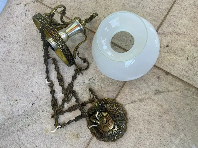 LUSTRE PENDENTE ANTIGO ESTILO ART DECO EM BRONZE. CÚPULA DE VIDRO LEITOSO