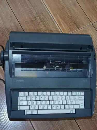 Máquina de escrever AX-325