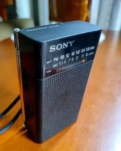 Rádio portátil Sony ICF P-26 excelente estado AM/FM