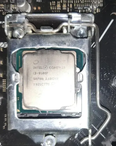 Kit placa-mãe Asrock B365M-HDV e processador Intel i3 de nona gen (sem vídeo integrado)
