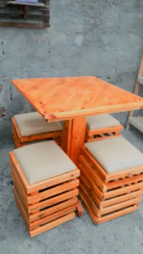 Mesa com banquinhos
