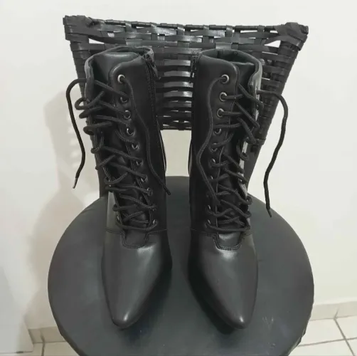 Vendo uma bota feminina salto fino,cano curto,bico fino.