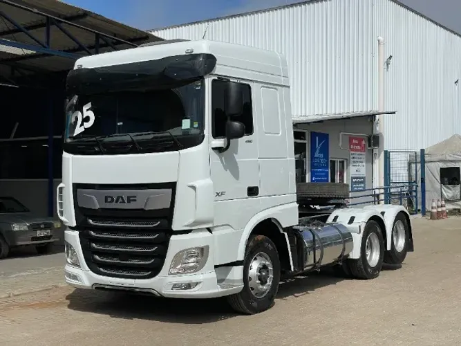 CAMINHÃO DAF XF 480 6X2 ANO 2025 EURO 6 - COM 106 MIL KM - PARALAMAS PERSONALIZADOS