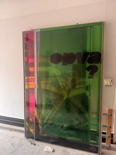 Portas de vidro com esquadrias em alumínio à venda. Pode retirar o adesivo!