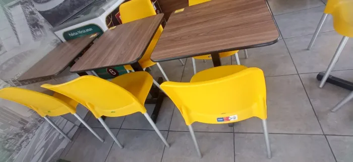 MESA ACOMPANHA 2 CADEIRAS NOVA.