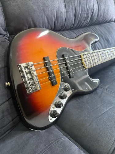 Baixo Fender American Deluxe V 18v