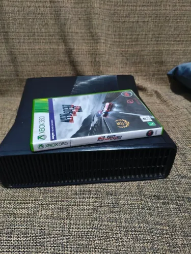 Console Xbox 360+jogo sem controle