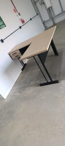 Mesas para seu escritório 150x150 com gaveta