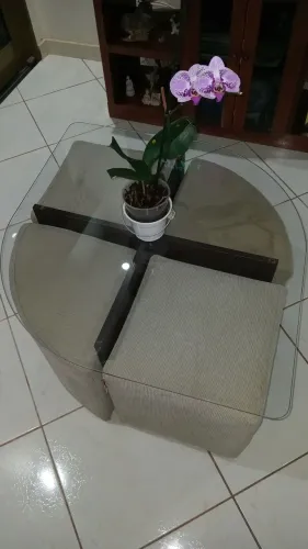 Mesinha de vidro com 4 puffes