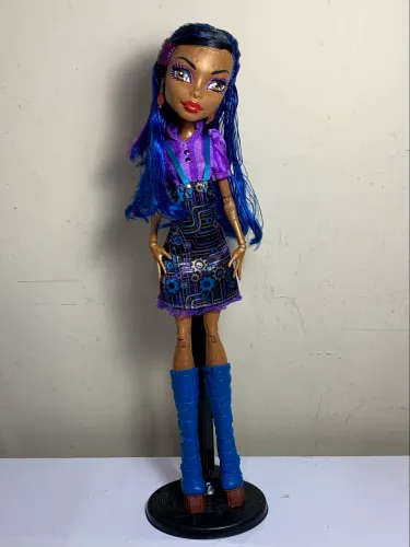 Boneca Robecca Steam Art Class Aula de Artes Monster High