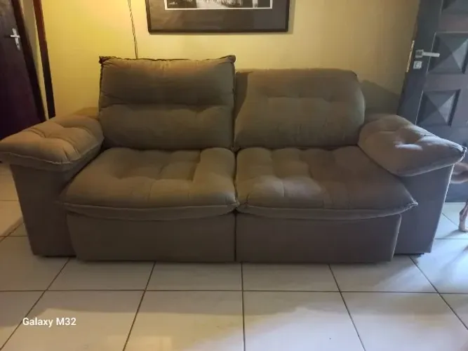 Sofá com encosto reclinável 
