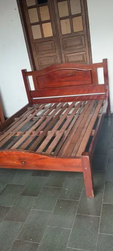 Vendo essa cama de casal de madeira
