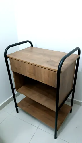 Cômoda compacta com gaveta e prateleira - estilo moderno