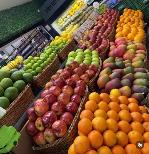 Banca de frutas com cestos de vime( expositor )