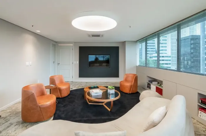 Sala mobiliada com 141m² para locação na Av. Carlos Gomes.