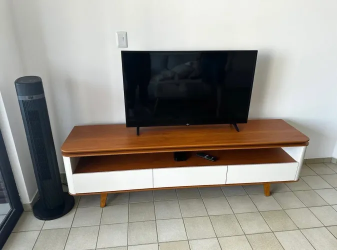 Rack para TV 1,80m - Branco e Madeira - Manaíra