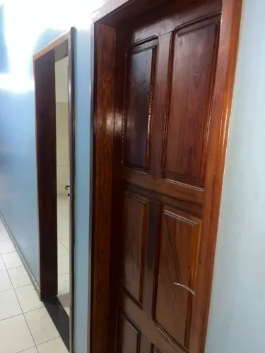 Apartamento com 2 suítes, sala e cozinha americana. Contém varanda. Não paga água!