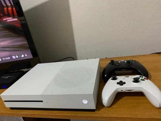 Xbox One S 500GB + 3 Controles - Excelente Estado