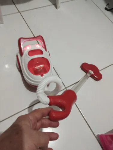 Aspirador de pó infantil funcionando perfeitamente 