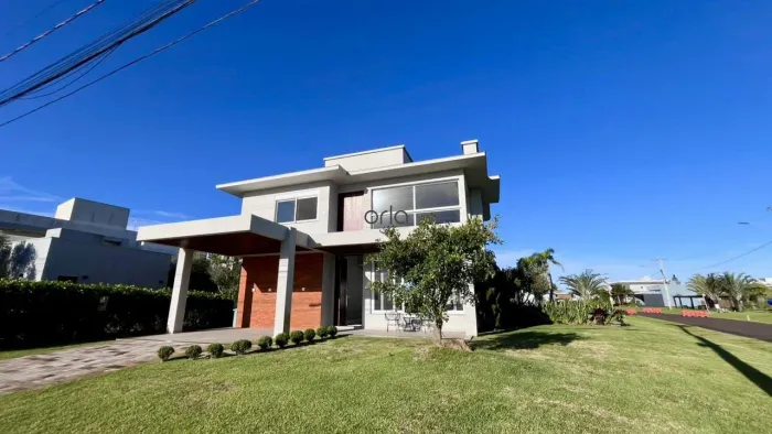 Casa à venda com 04 suítes e piscina no condomínio Riviera em Xangri-Lá. REF: