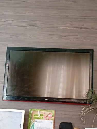 TV 42 LG  não e smart mais tem entrada HDMI LINDA 