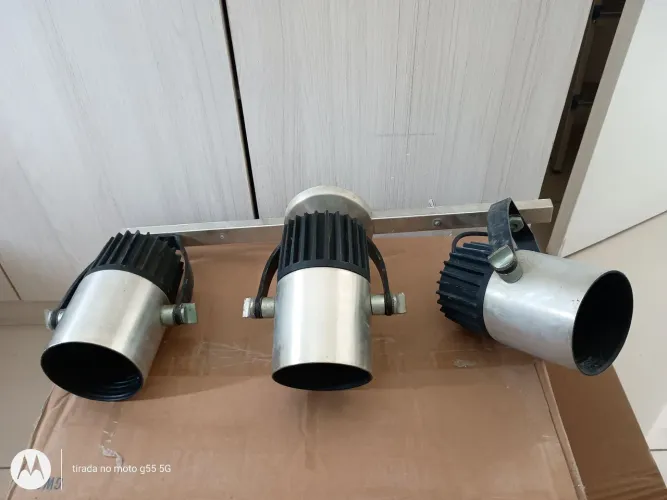 Luminária de teto, em trilho com 3 spots em aço escovado e metal pintado de preto
