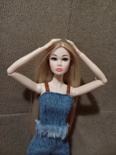 Boneca xian xian da china cabelo loiro.