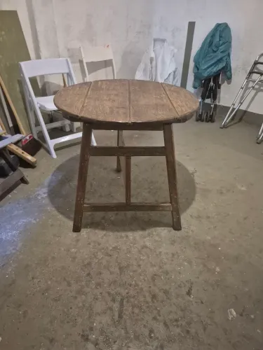 Mesa de canto rústica com 3 pés