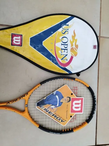 Vendo raquete de praia com capa protetora marca Wilson Sporting Goods