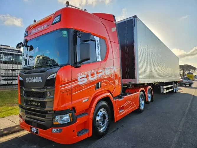 Scania R460 SUPER 6x2 Ano 24 baixo km 199 mil km + baú Facchini 0km 30 plts 15.40 x 2.90