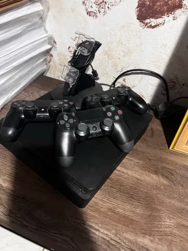 PlayStation 4 + 3 controles + suporte de carregamento portátil