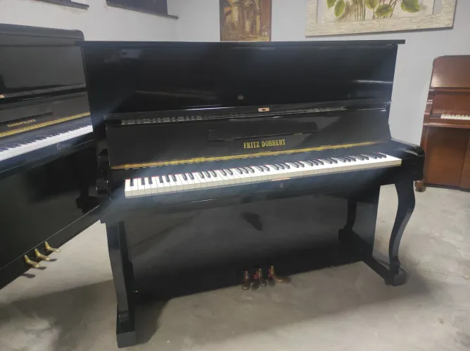 Piano acústico designer elegante, sonoridade envolvente. Escolha