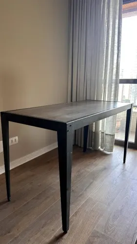 Mesa de trabalho estilo industrial