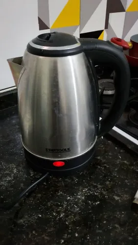 Chaleira elétrica funcionando Simi Nova 