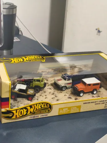 Hot wheels box com 4 unidades premium ** Leia o Anúncio **