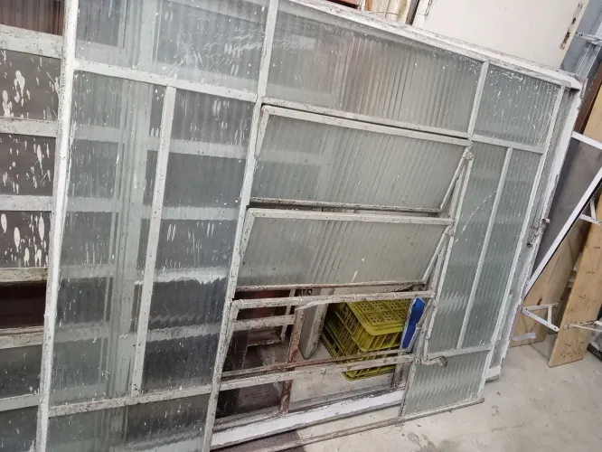 Vitro basculante , em boas condições, falta apenas 2 vidros , mede 1.20x 1.50
