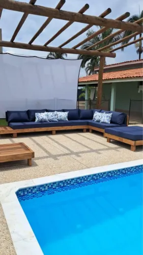 Sofá em madeira maciça