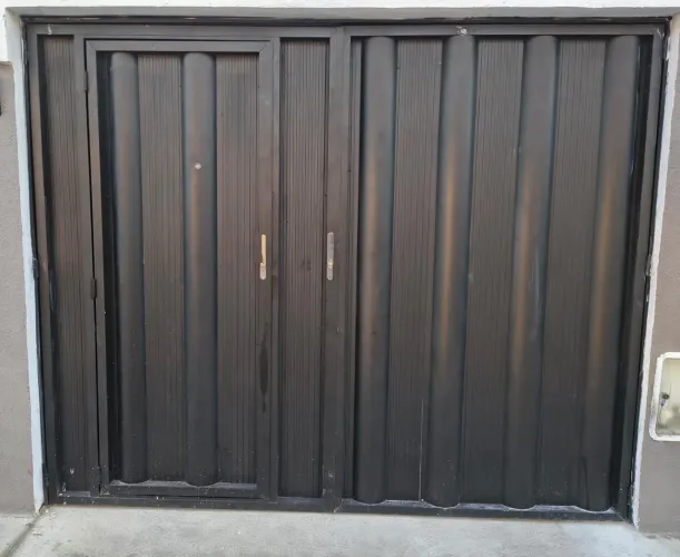 Portão de alumínio modelo duas bandas , pintado de preto com tinta automotiva!