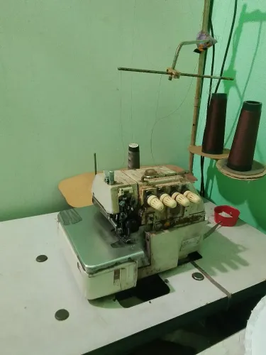 Máquina de costura overloque ponto cadeia