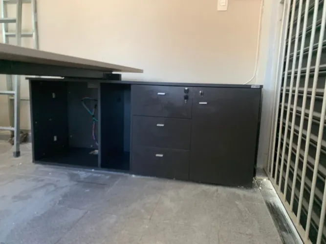 Mesa com armário para escritório ,material de primeira linha