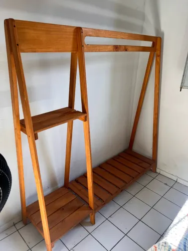 Arara para roupas de madeira 