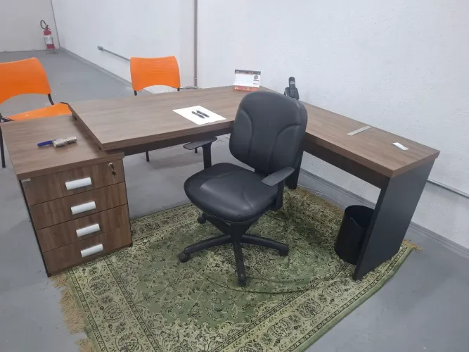 Mesa de escritorio e sala de reuniao