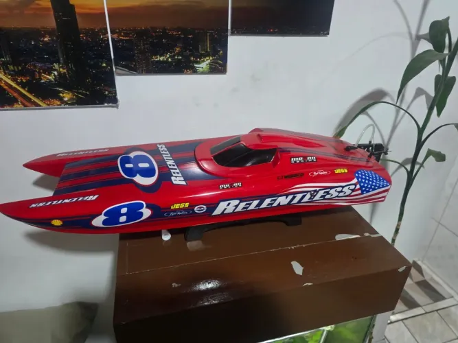 Lancha RC RELENTLESS veloz nova
