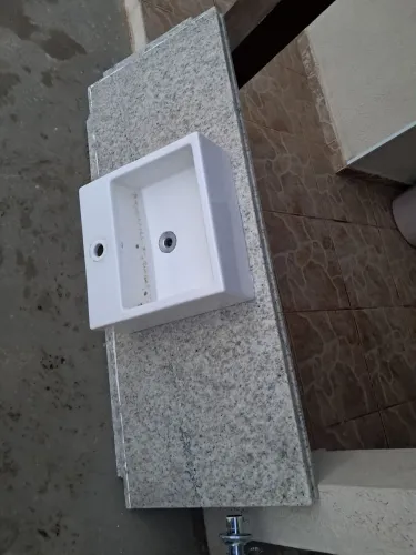 Armario usado com portas articuladas e gavetas, acompanha cuba e torneira