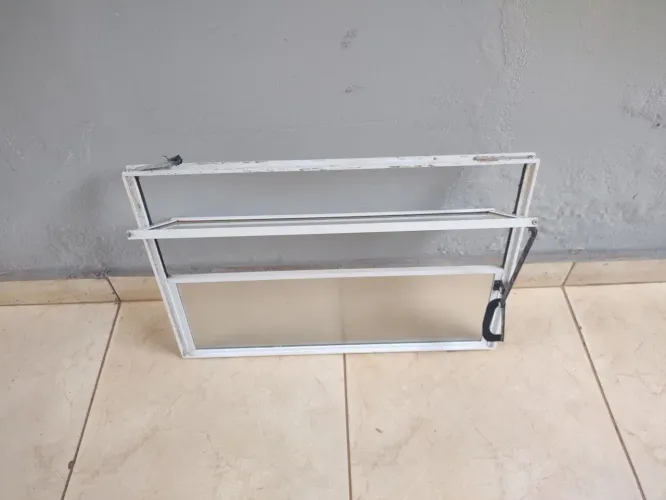 Vendo janela pra banheiro !