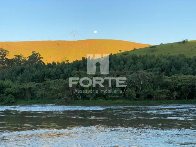 VENDO excelente chácara em Cachoeira Paulista SP, com dois dormitórios, sala, cozinha, ban