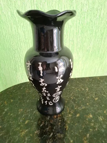 Vaso de cerâmica preta.