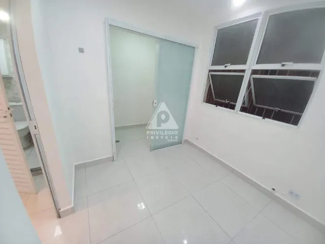 Sala Comercial na Frente em Copacabana (28m²) | 1 Banheiro | Portaria 24h e Segurança