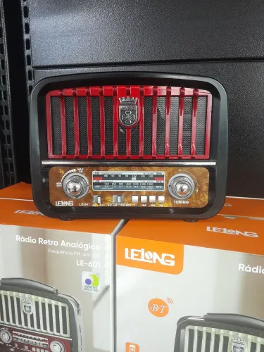Rádio retrô AM/FM com Bluetooth.
